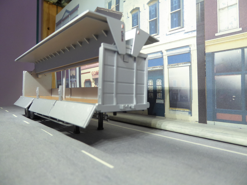 Illustration for article titled Hot Sixty 4th: Truckin' Thursday with Tomica Trailer